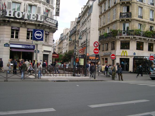  Entrée du RER Saint-Michel (5e)